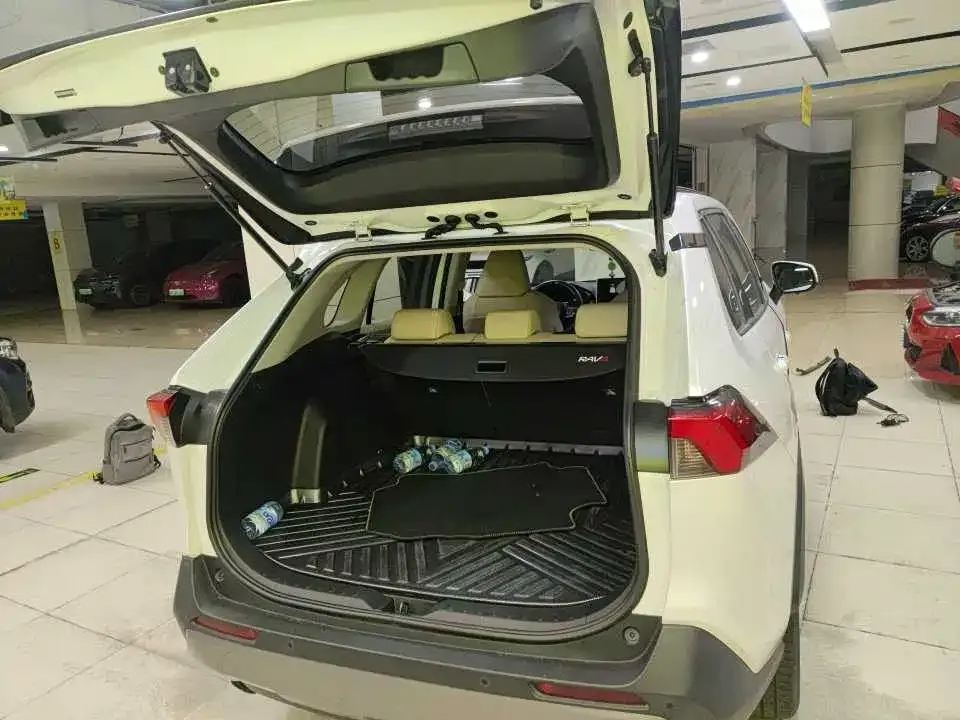 Toyota RAV4 — фото 9