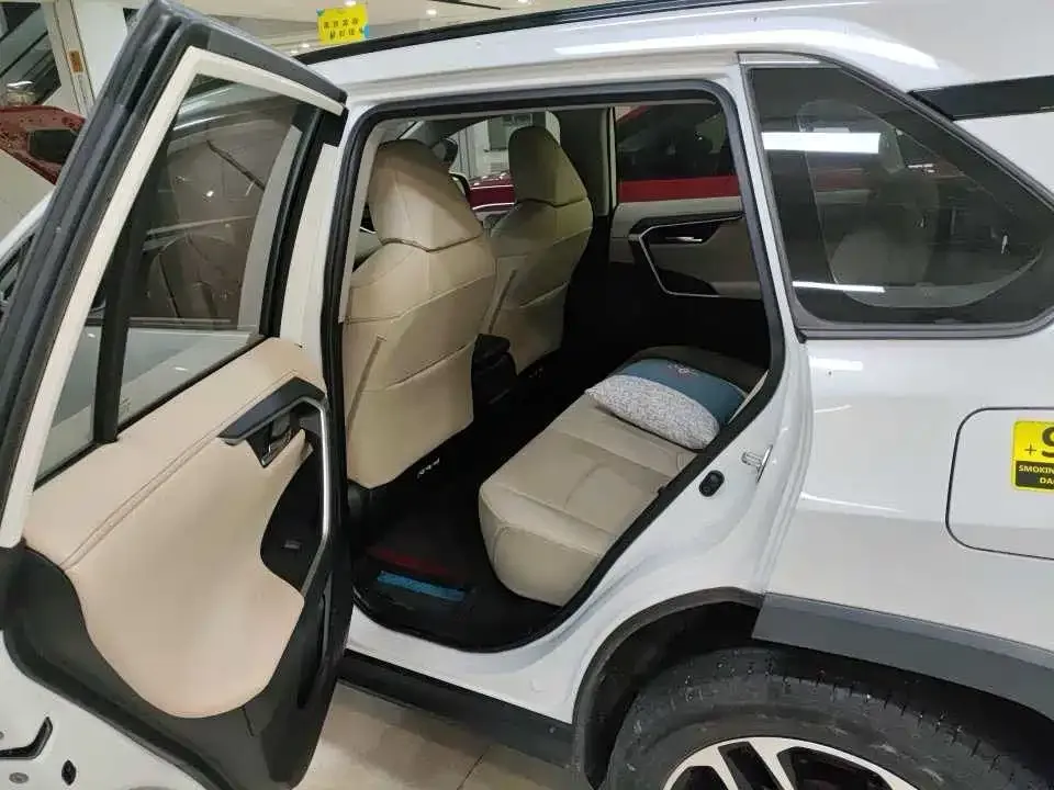 Toyota RAV4 — фото 7