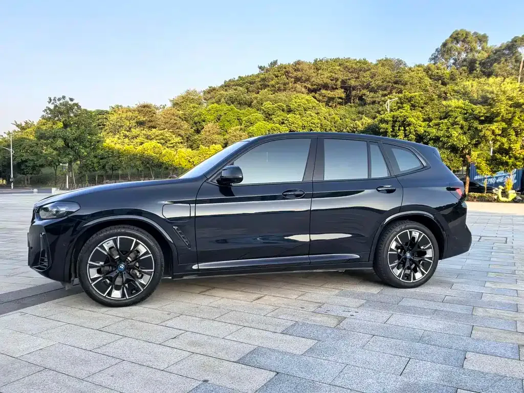 BMW iX3 — фото 10