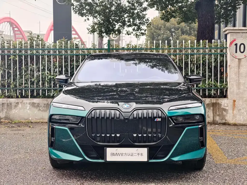 BMW i7 M70L — фото 4
