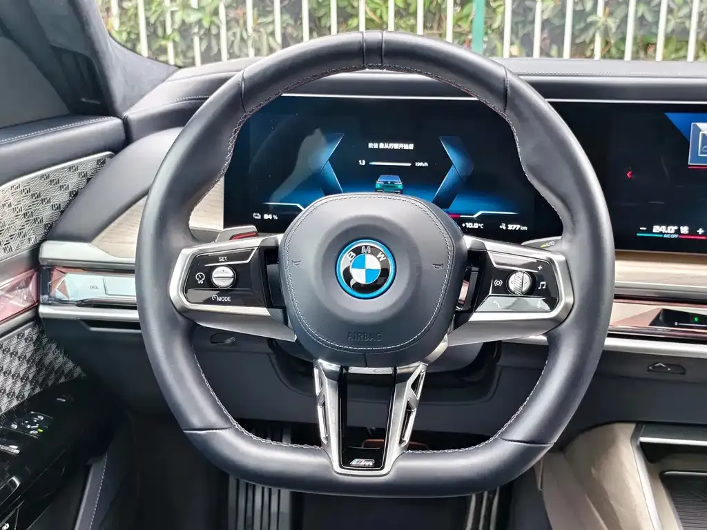 BMW i7 M70L — фото 5