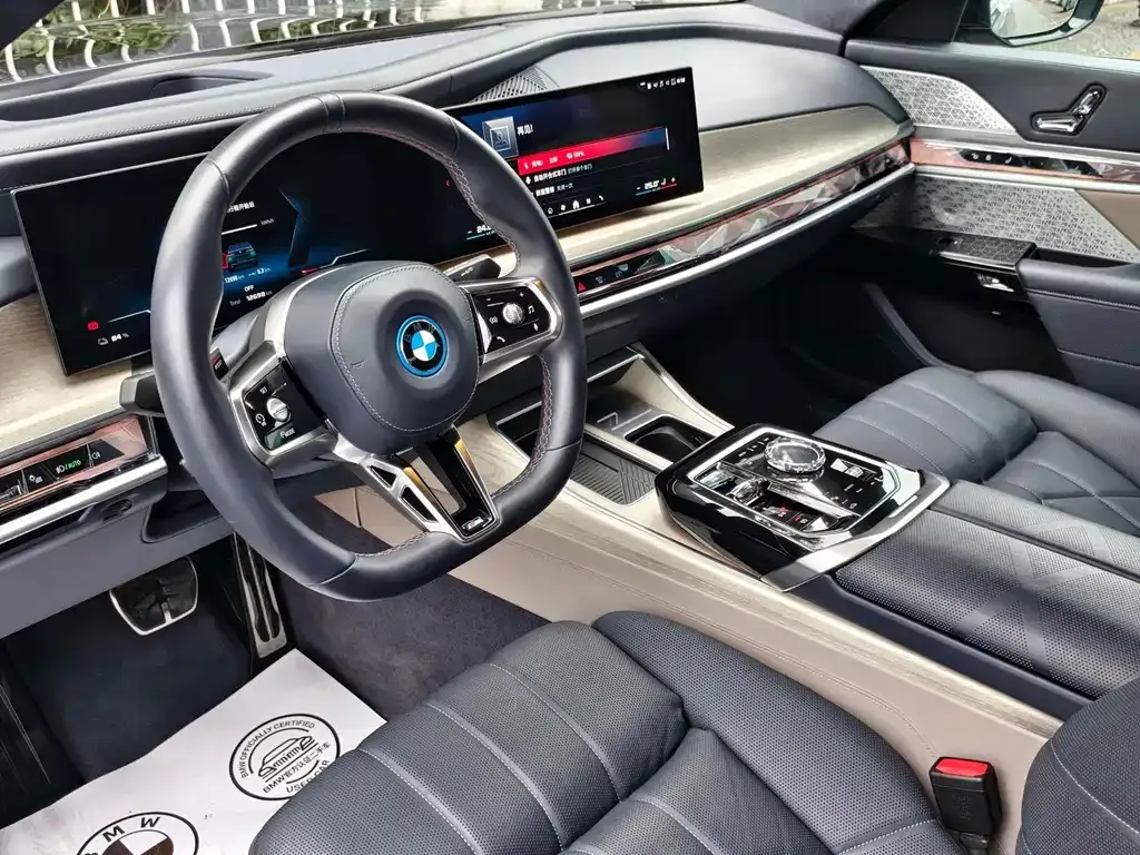 BMW i7 M70L — фото 7