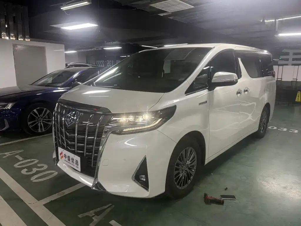 Toyota Alphard — фото 1