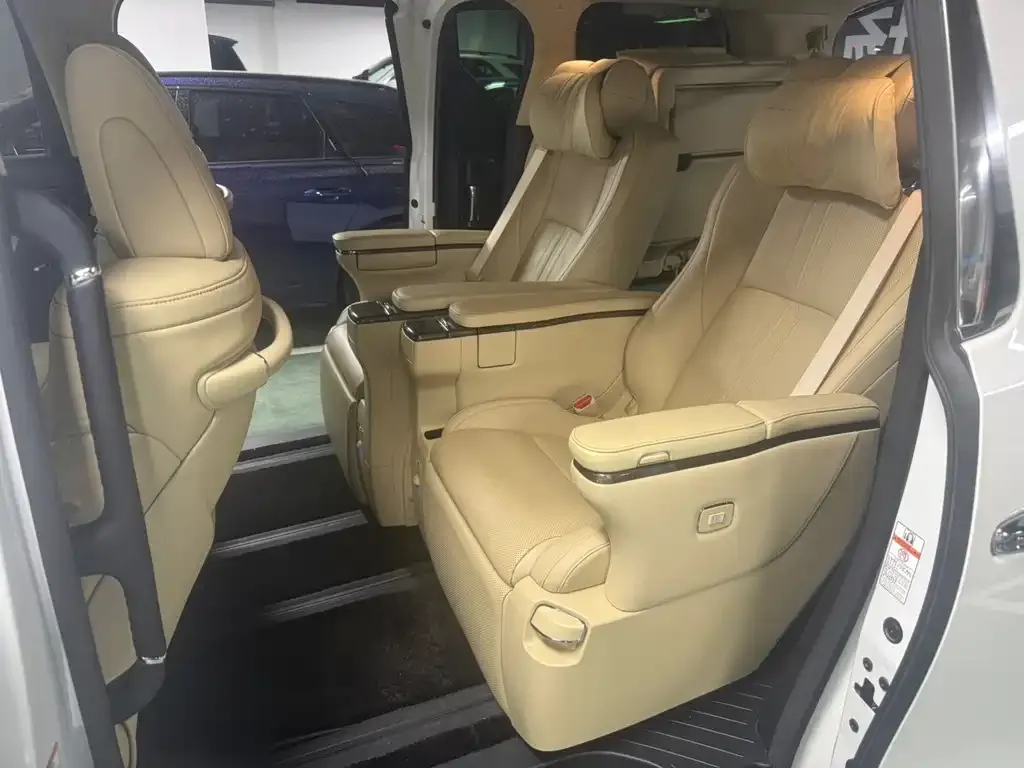Toyota Alphard — фото 2
