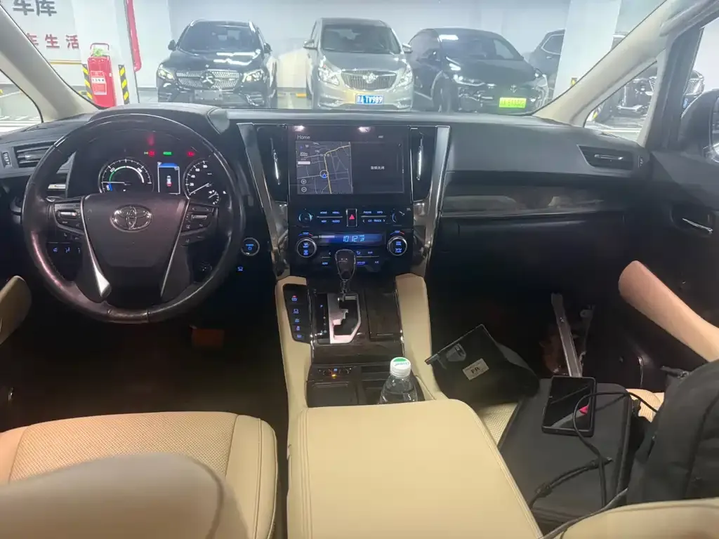 Toyota Alphard — фото 8