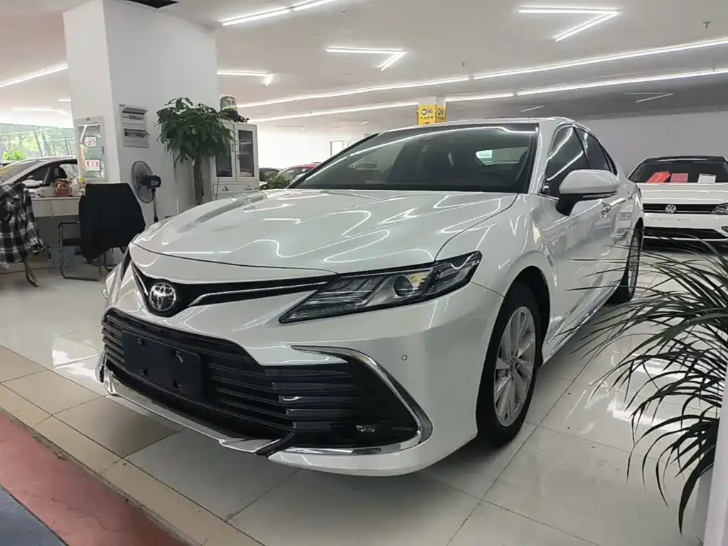 Toyota Camry — фото 1