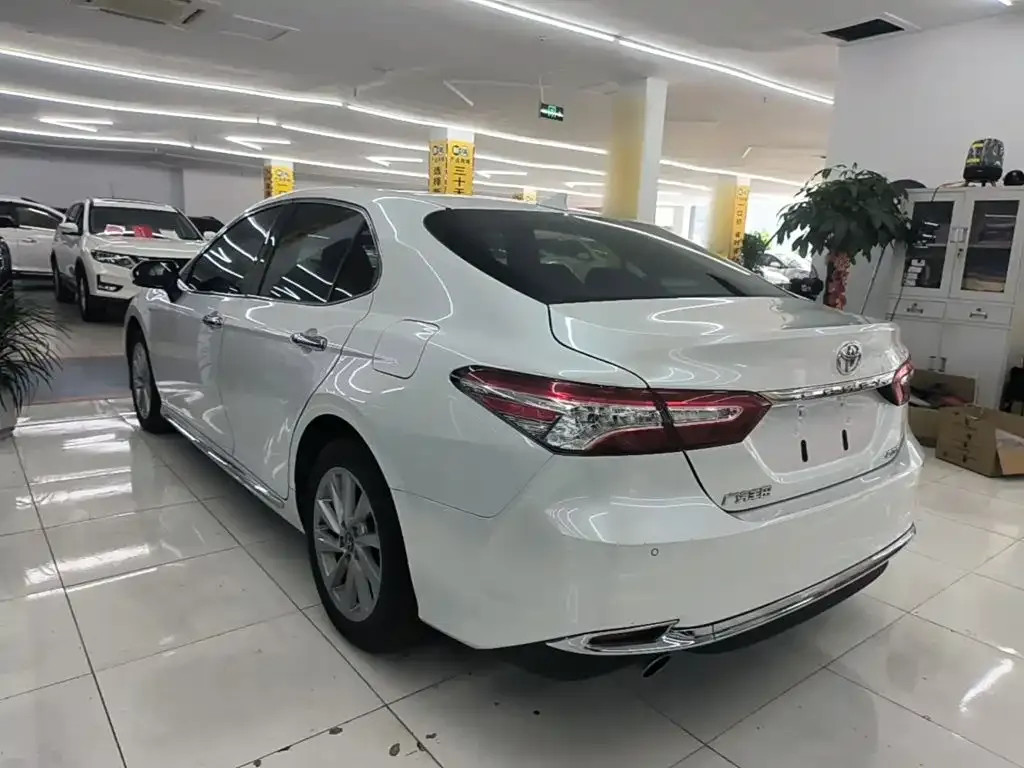 Toyota Camry — фото 5