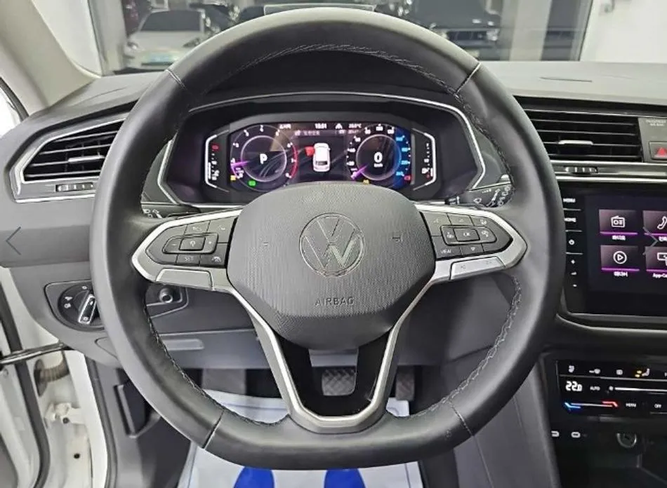 Volkswagen Tiguan — фото 10