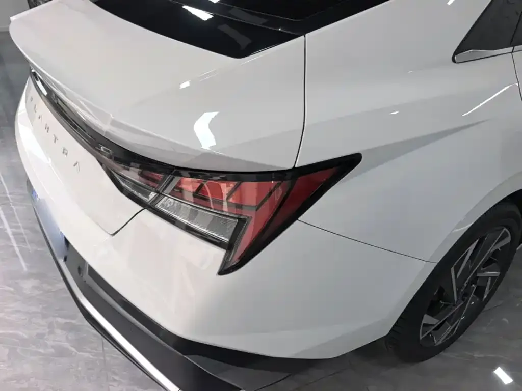 Hyundai Elantra — фото 8
