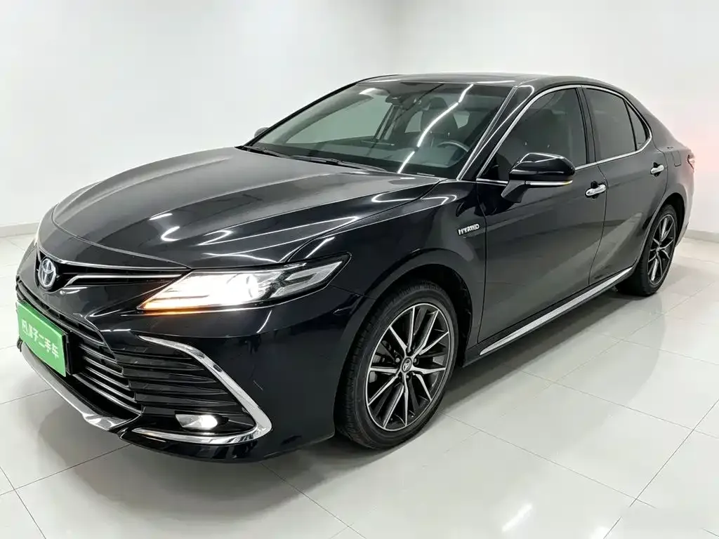 Toyota Camry — фото 1