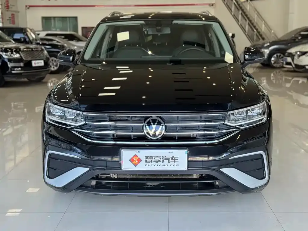 Volkswagen Tiguan L — фото 1