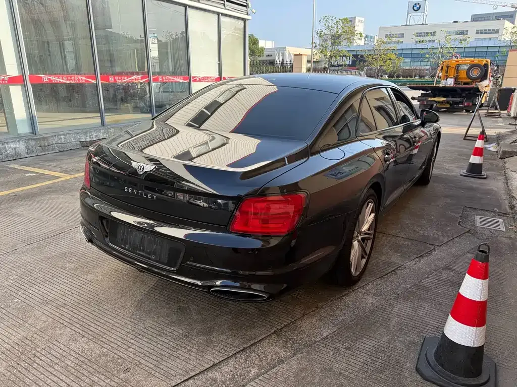 Bentley Flying Spur — фото 7