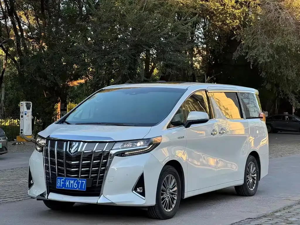 Toyota Alphard — фото 1