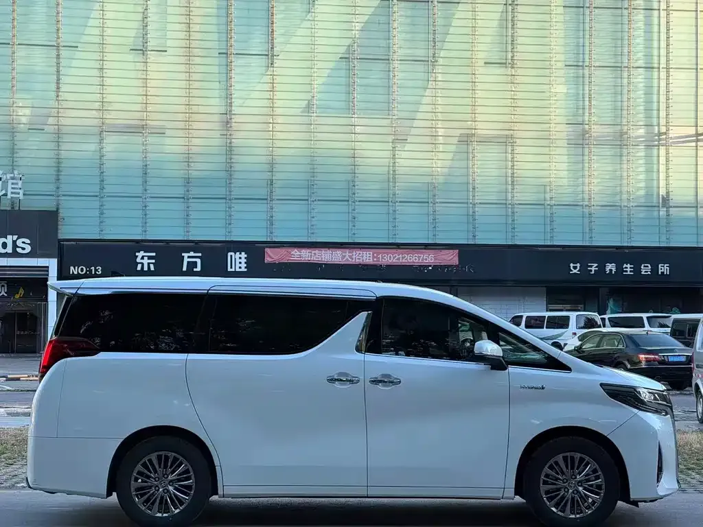 Toyota Alphard — фото 3