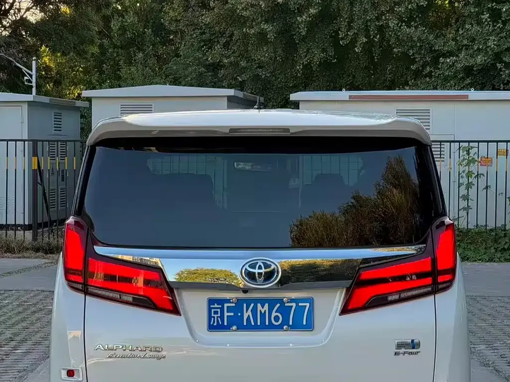 Toyota Alphard — фото 8