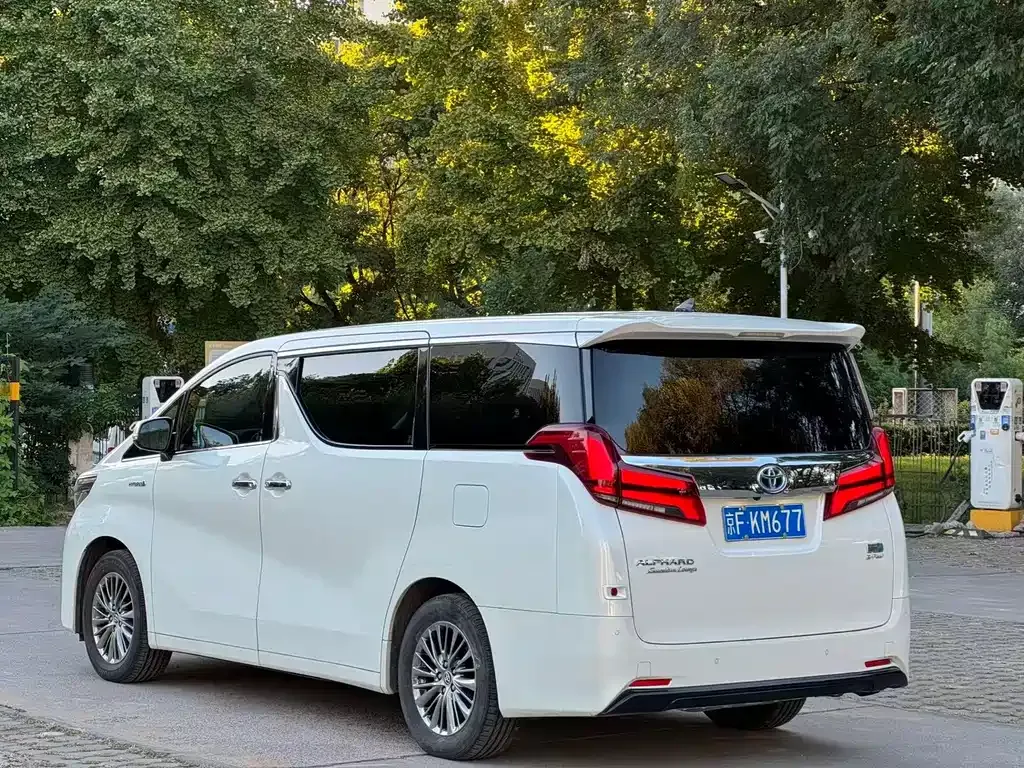 Toyota Alphard — фото 9