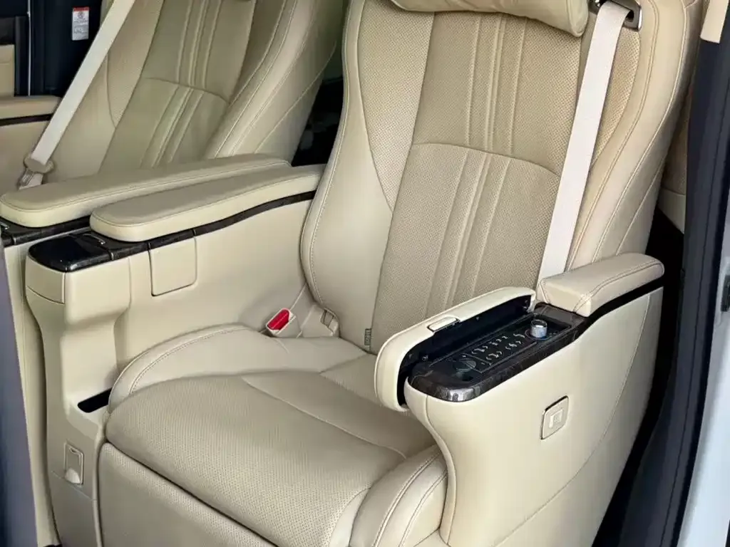 Toyota Alphard — фото 2