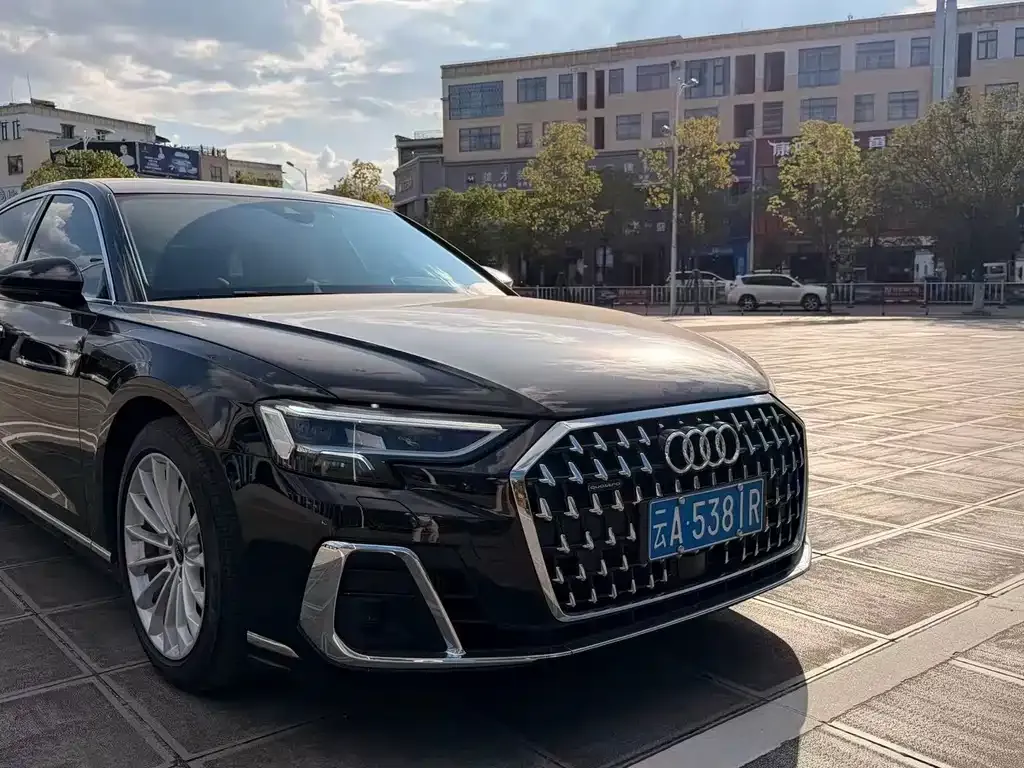 Audi A8 — фото 1