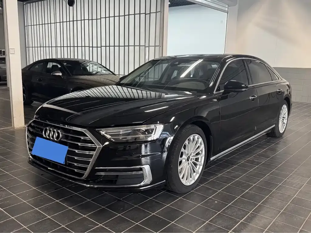 Audi A8 — фото 1
