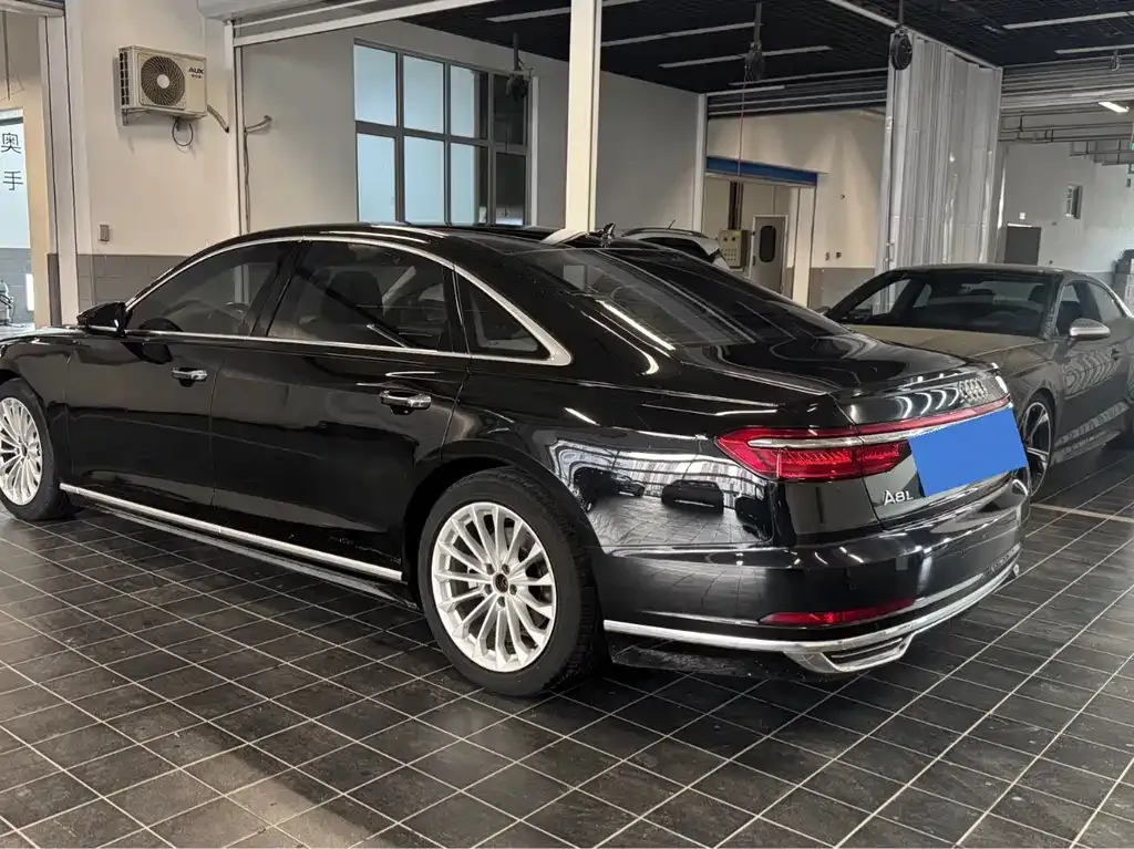 Audi A8 — фото 6