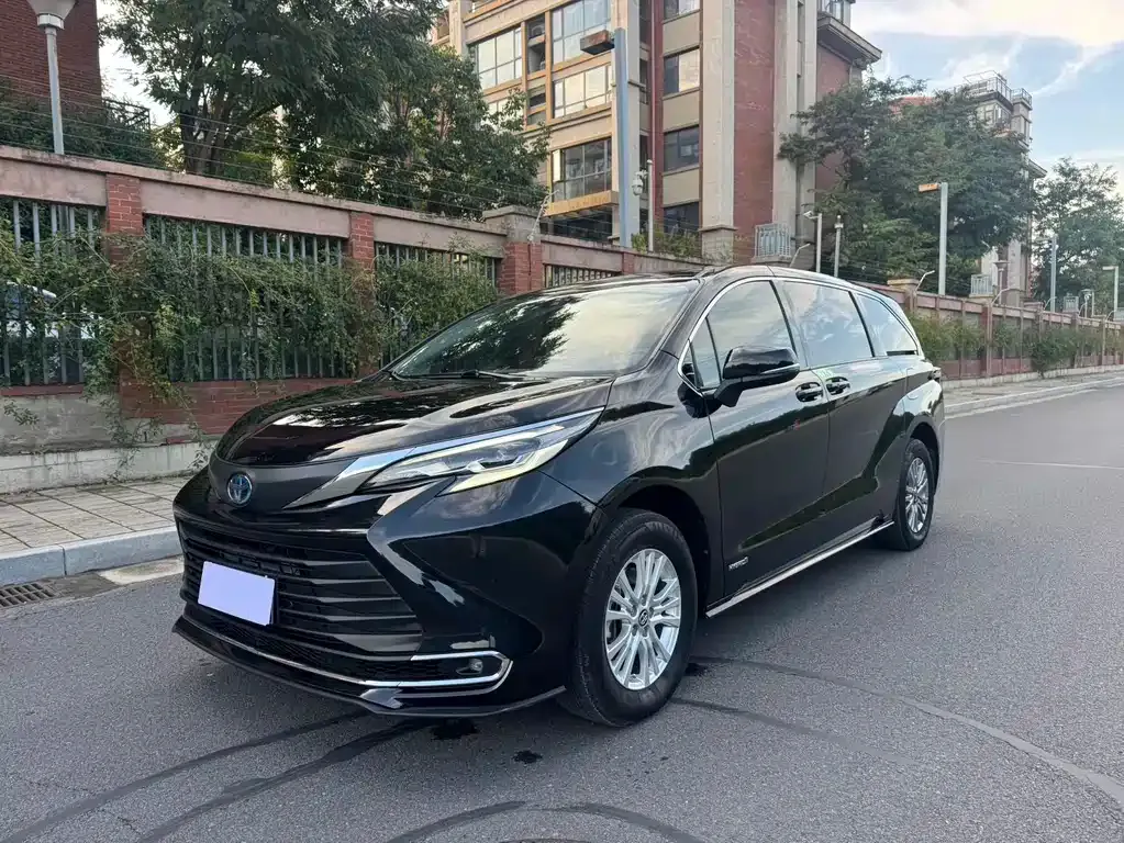 Toyota Sienna — фото 1