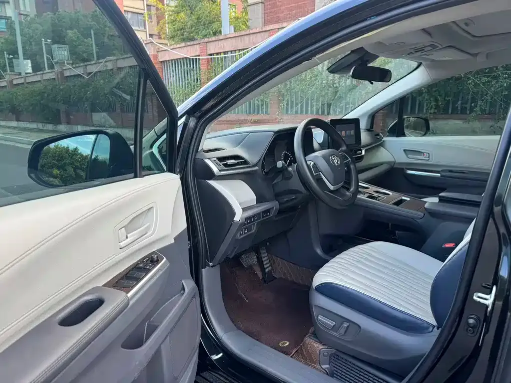Toyota Sienna — фото 4