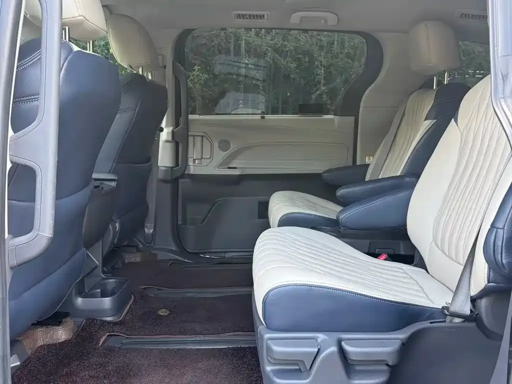 Toyota Sienna — фото 2