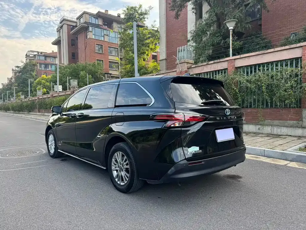 Toyota Sienna — фото 9