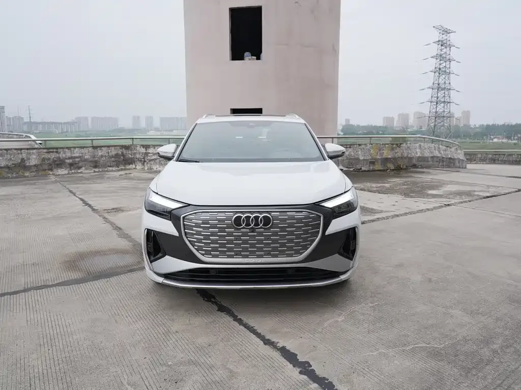 Audi Q4 e-tron — фото 1