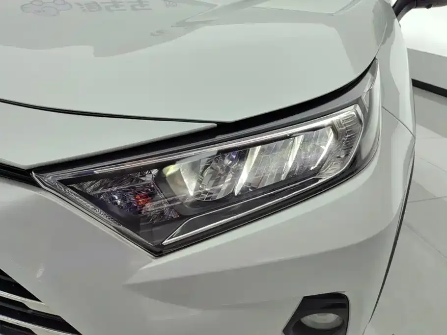 Toyota RAV4 — фото 10
