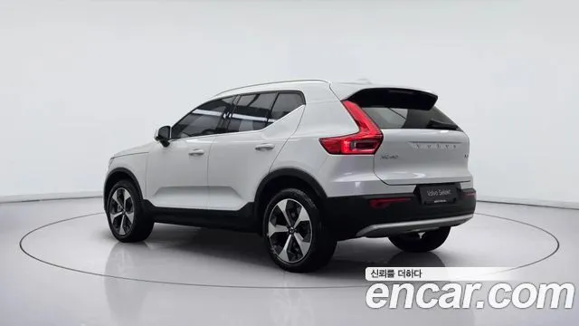 Volvo XC40 — фото 8