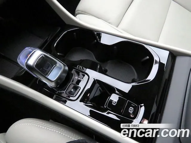 Volvo XC40 — фото 10