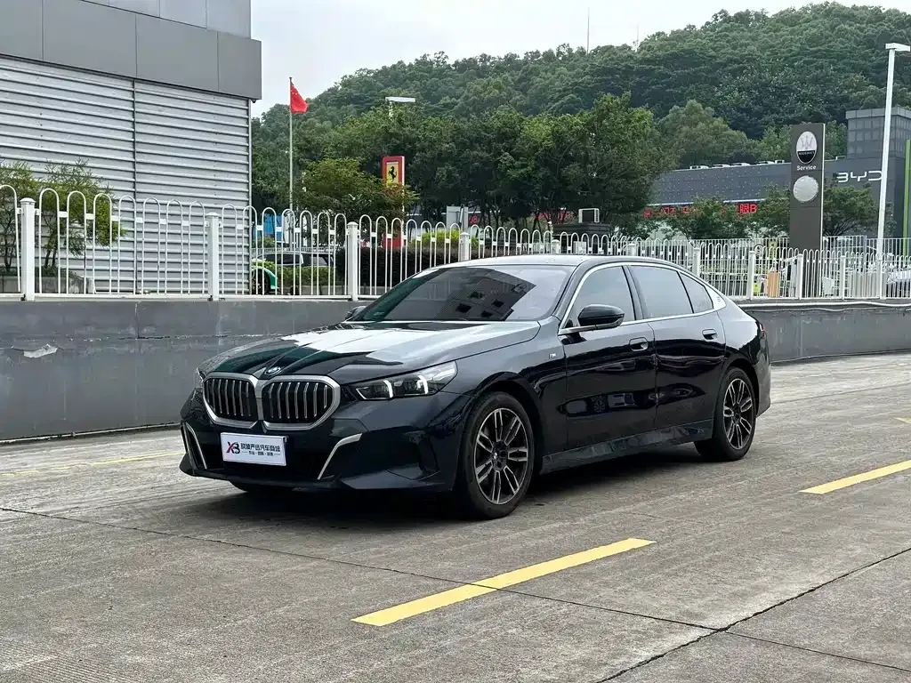 BMW 5 Series — фото 1