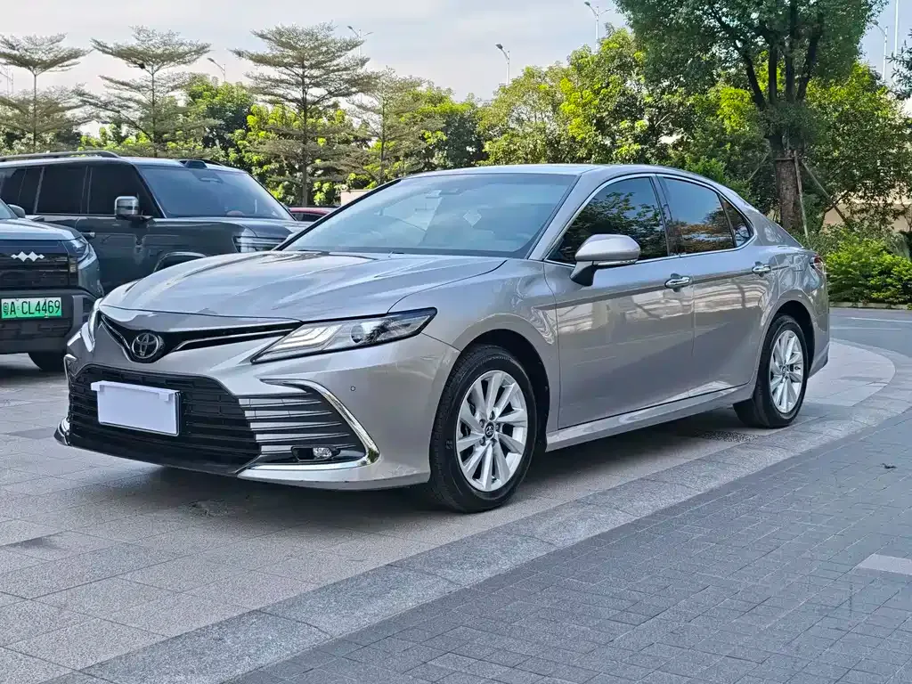 Toyota Camry — фото 1