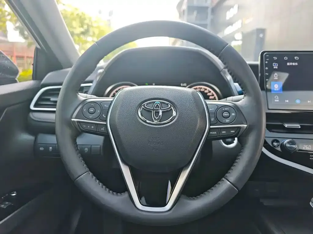 Toyota Camry — фото 5