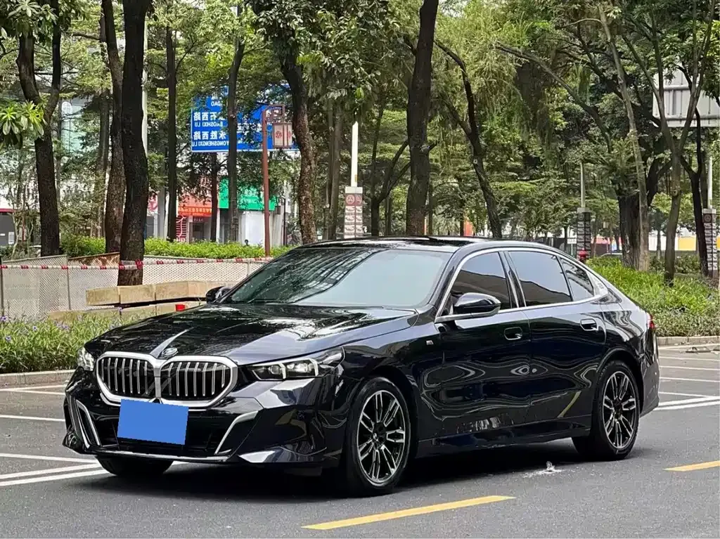 BMW 5 Series — фото 1