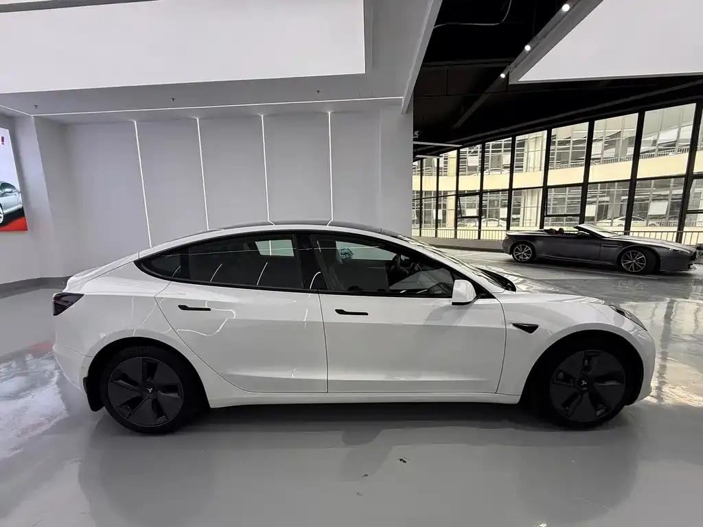 Tesla Model 3 — фото 9