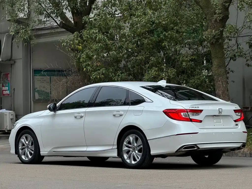 Honda Accord — фото 10