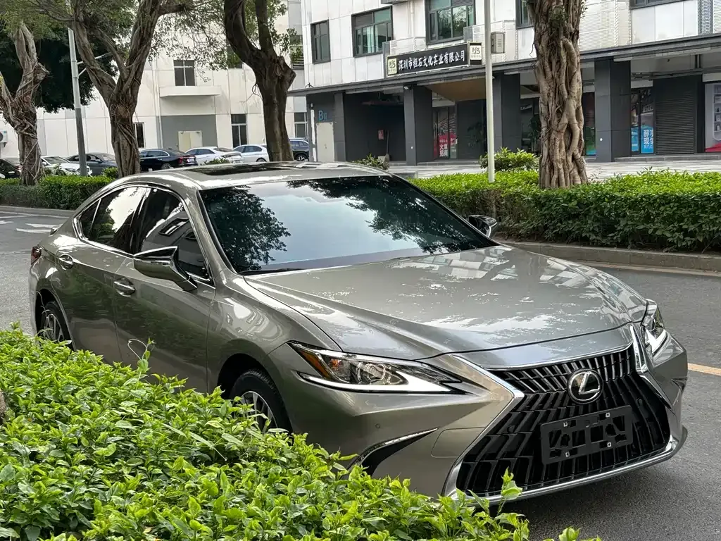 Lexus ES — фото 1