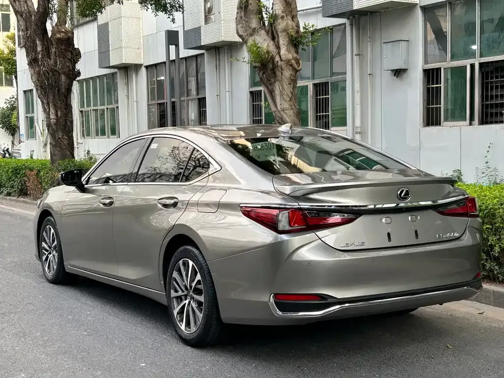 Lexus ES — фото 9