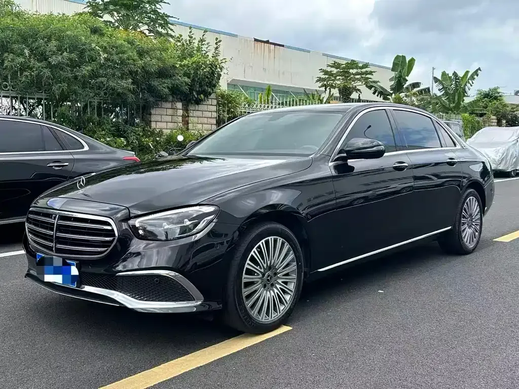 Mercedes-Benz E-Class — фото 1