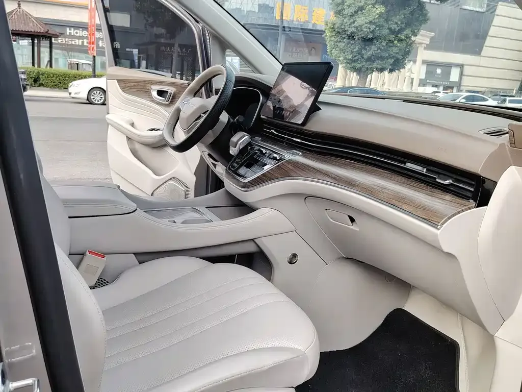Roewe iMAX8 New Energy — фото 4