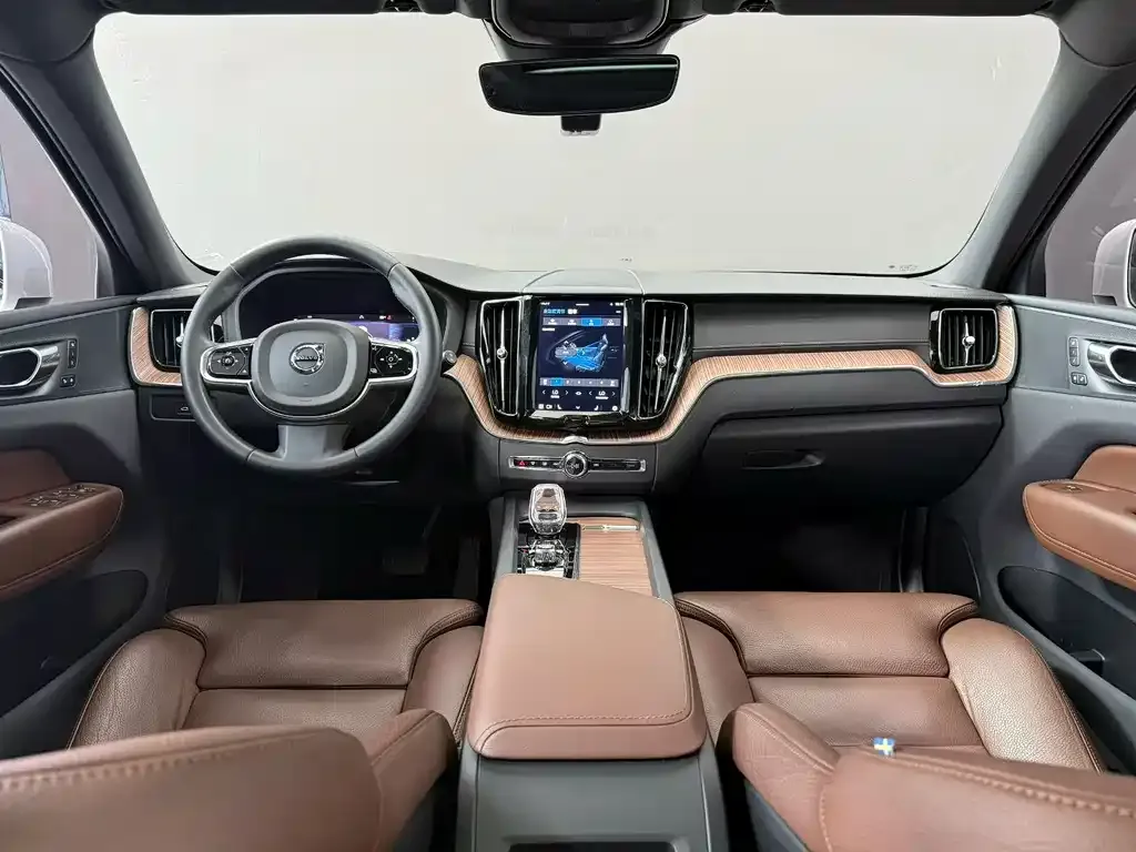 Volvo XC60 — фото 9