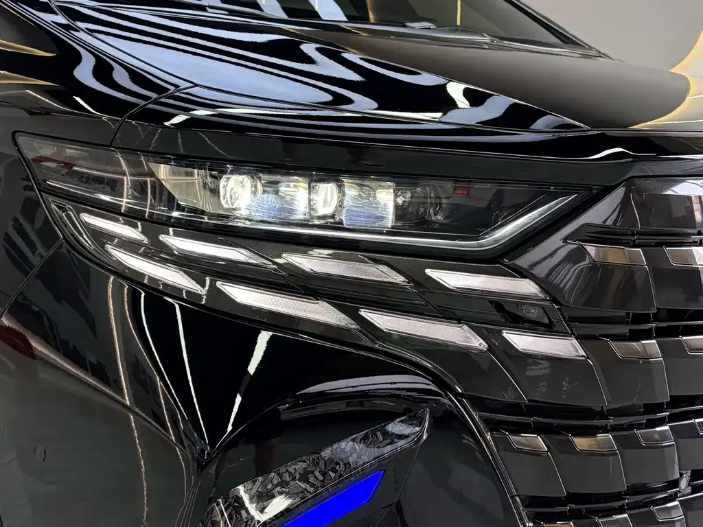 Toyota Alphard — фото 10