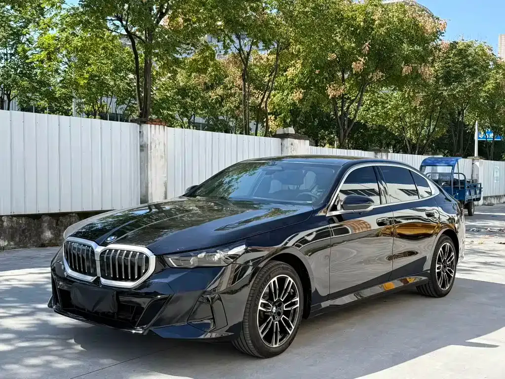BMW 5 Series — фото 1
