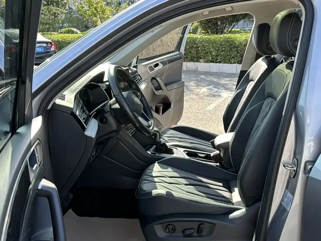Volkswagen Tiguan L — фото 6