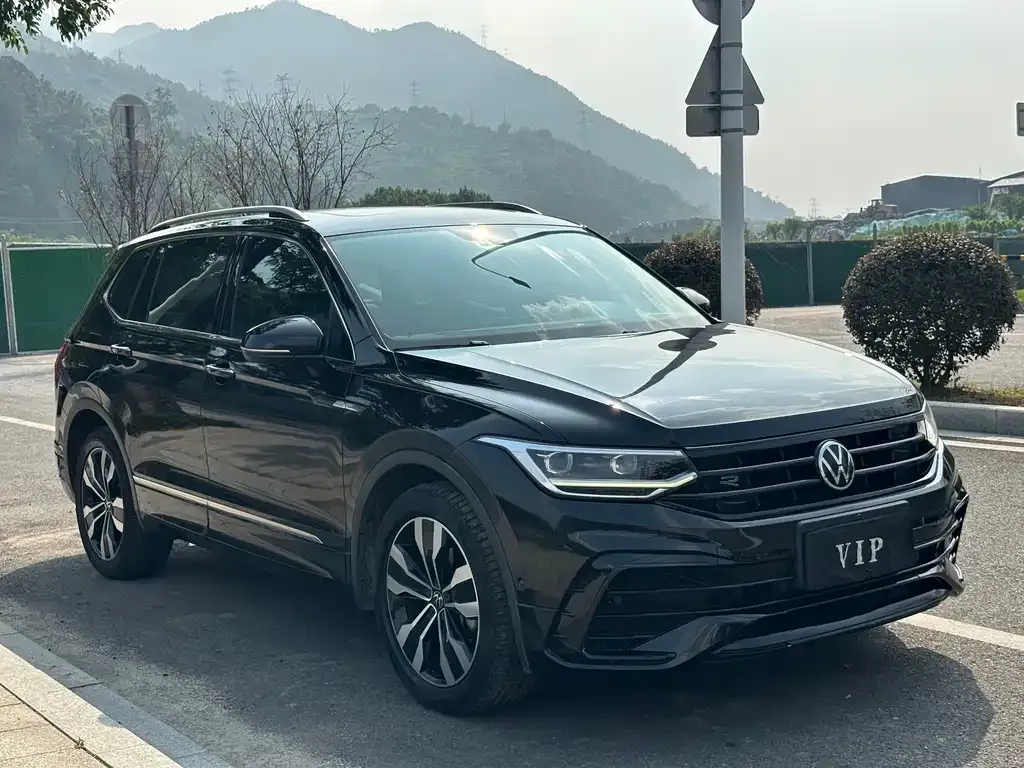 Volkswagen Tiguan L — фото 1