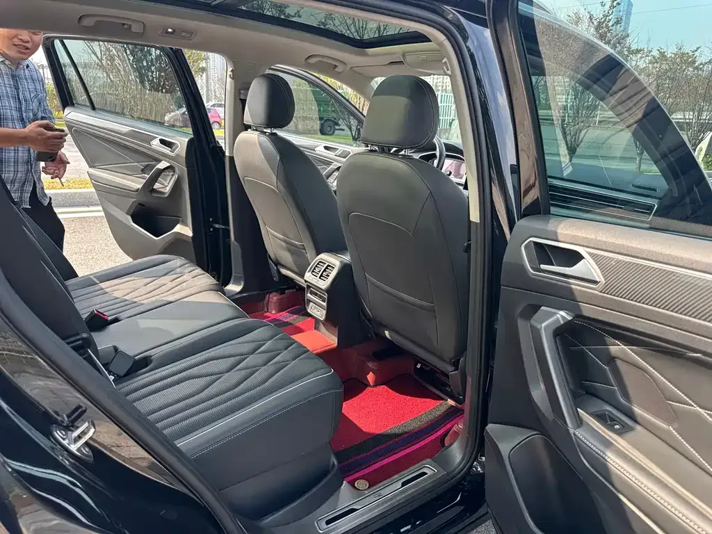 Volkswagen Tiguan L — фото 10