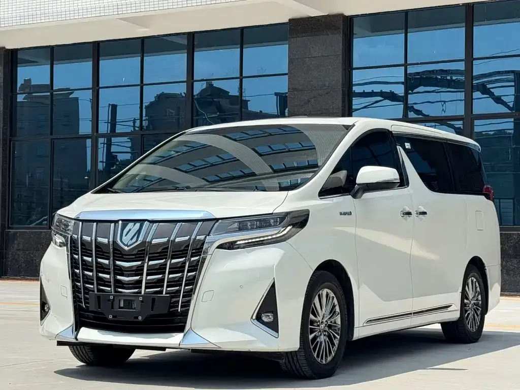 Toyota Alphard — фото 1