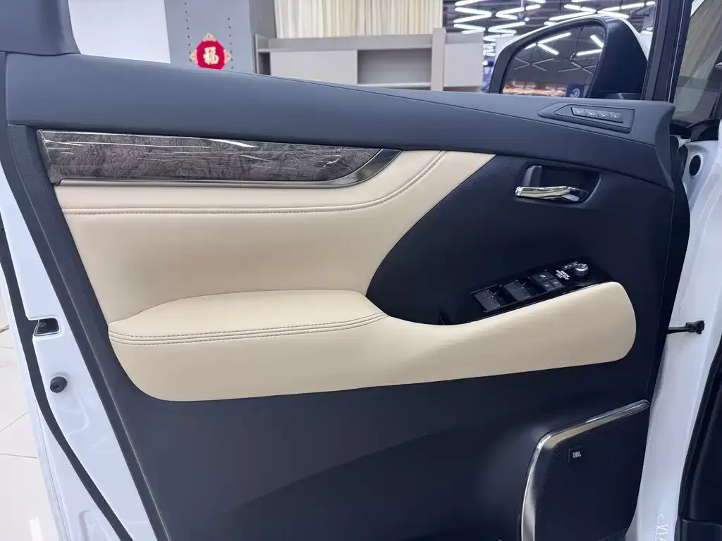 Toyota Alphard — фото 7